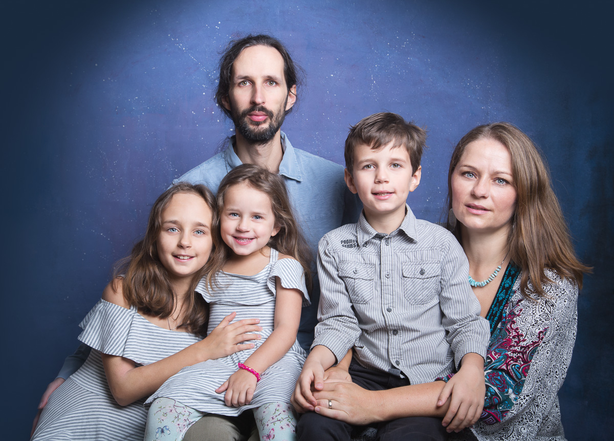 Ateliérový rodinný portrét pětičlenné rodiny se třemi dětmi